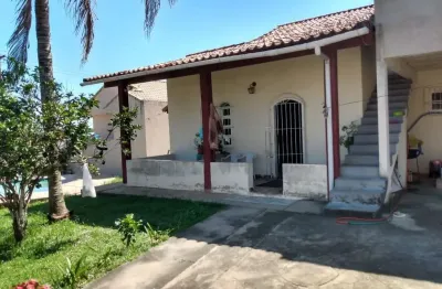 Duas ótimas casas, uma com 02 quartos sendo 01 suíte mais anexo de 01 quarto e outra com 01 quarto, sala, cozinha, banheiro. ótima localização!