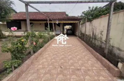 Ótima casa composta por sala ampla, cozinha ampla, banheiro social, 3 quartos sendo um suíte e mais um banheiro externo, área gourmet com churrasqueir