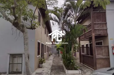 Casa duplex em condomínio fechado com 02 quartos 02 banheiros sala cozinha área de serviço. condomínio parquinho e quadra salão de festas. próximo ao