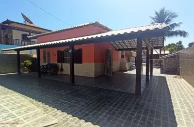 Ótima casa com 02 quartos, sendo 01 suíte, ampla sala, cozinha planejada, mais anexo com 01suíte, piscina, área gourmet