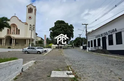 Área no centro de araruama com total de 635m² composta por:  - casa residencial  com 03 quartos sendo 02 suítes,  01 banheiro, copa cozinha, lavand