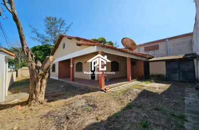 Casa com 3 quartos sendo 1 suíte, sala em l, banheiro, cozinha , garagem coberta, churrasqueira.  50 metros da rodovia, local com fácil acesso.  o imó