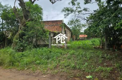2 lotes com total de 900m²  com um galpão de 200m² construído precisando de reformas.  15 minutos do centro de araruama.
