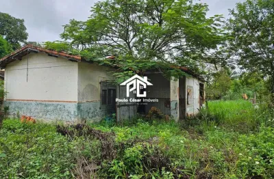 Lote com total de 450m² contendo uma benfeitoria .  casa antiga com 2 quartos, sala, cozinha e banheiro. 15 minutos do centro de araruama