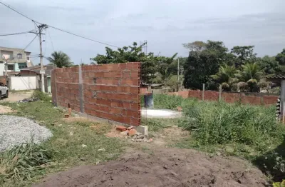 Excelente terreno de esquina todo murado, a 30 metros do asfalto com 470,00m², a 2 km do centro, ótima localização.