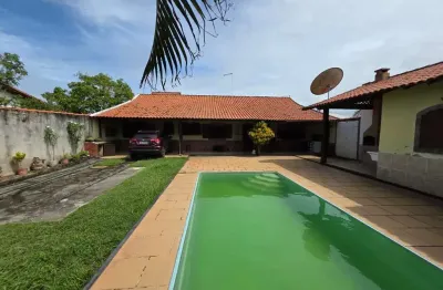 Imperdível oportunidade: Casa à venda em Araruama-RJ, Praia Seca! 3 quartos, 2 suítes, 1 sala, 2 banheiros, 147,42 m².