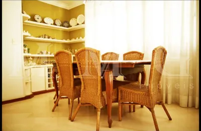 Apartamento, 4 dormitórios, 2 vagas, espaçoso no coração da vila mariana