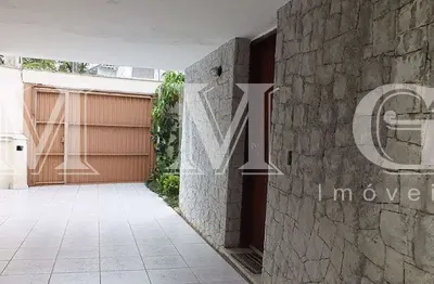 Amplo sobrado de 234m² com 4 dormitórios sendo uma suíte e 2 vagas próximo ao metro vila mariana