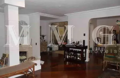 Sobrado de 441m² com 3 suítes e 5 vagas de garagem próximo ao pq. da aclimação.