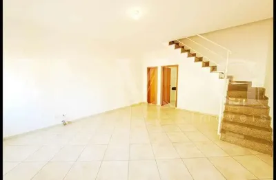 Sobrado em condomínio fechado, duas vagas no bairro da sáude