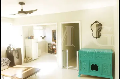 Living p/ 3 ambs hd b/box 2 dts coz as qe wc. obs. pp abriu 1 dt p/ living.