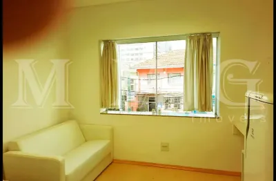 Studio, mobiliado, cozinha com armário, tipo americana, ótimo