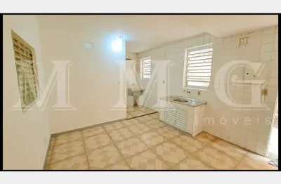 Casa com 1 dormitório, ambiente familiar com excelente localização.