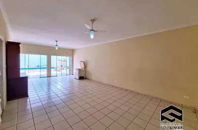 Ótima casa c/ piscina, churrasqueira e 03 dormitórios
