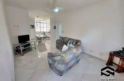Amplo apartamento reformado, bem ventilado, 300m do mar!