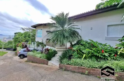 Casa em condomínio, com linda vista ao mar e ao verde!