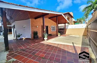 Oportunidade! casa térrea c/04 suítes, amplo quintal, apenas 50m da praia!