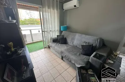 Lindo apto recém reformado, lado praia, pequena vista ao mar