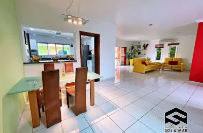 Linda casa em condomínio fechado, 05 dormitórios c/ lazer!