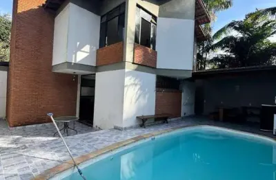 Ampla casa 04 dormitórios, ótima para pousada ou ponto comercial!