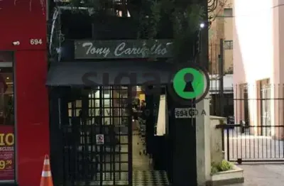 Loja em piso inferior, com 70m², 3 x 23m para locação no Brooklin