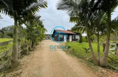 Chácara em meia a natureza com piscina e terreno de 2.500m² à venda em canelinha/sc
