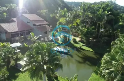 Chácara em meio a natureza com uma linda lagoa com peixes à venda em canelinha/sc