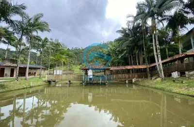 Chácara em meio a natureza com lagoa, piscina e terreno de 2.127m² à venda em tijucas/sc