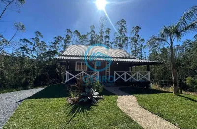 Chácara em meio a natureza com piscina e terreno de 1.500m² à venda em canelinha/sc