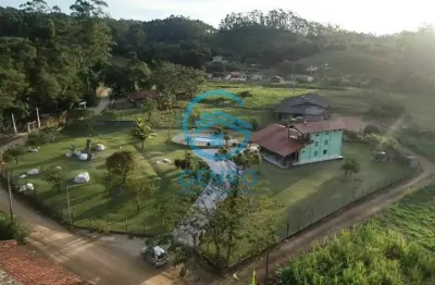Sitio em meio a natureza com piscina e com terreno de 21.500m² ( 2,1 hectares ) à venda em canelinha/sc