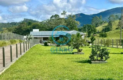 Chácara em meio a natureza com piscina com aquecimento e terreno de 2.290m² à venda em canelinha/sc