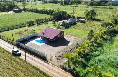 Chácara em meio a natureza com piscina e terreno de 900m² à venda em canelinha/sc