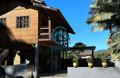 Chácara em meio a natureza com piscina e terreno de 1.600m² à venda em canelinha/sc