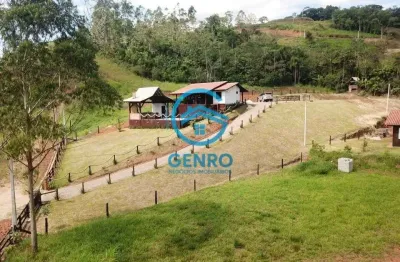 Chácara em meio a natureza com piscina e terreno de 3.300m² à venda em canelinha/sc