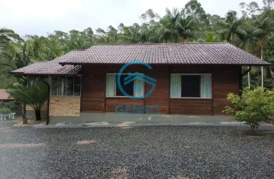 Chácara semimobiliada em meio a natureza com riacho e terreno de 1.200m² à venda em tijucas/sc