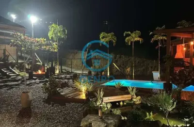 Chácara alto padrão com piscina, lago ornamental e terreno de 690m² à venda em palhoça/sc