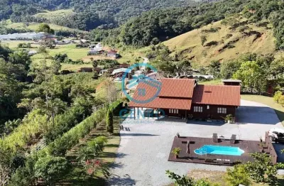 Chácara mobiliada em meio a natureza com piscina e terreno de 3.585m² à venda em águas mornas/sc