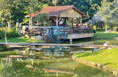 Chácara em meio a natureza com lagoa, piscina e terreno de 2.600m² à venda em canelinha/sc