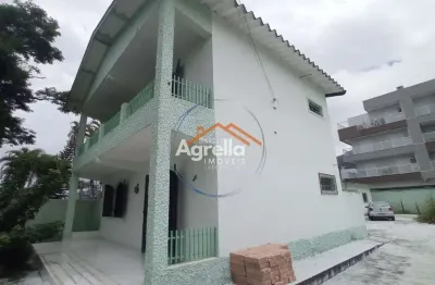 Sobrado próximo à praia, com área de lazer e churrasqueira à venda em ubatuba