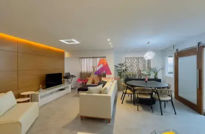 Luxo vertical: cobertura duplex frente à praça ulisses guimarães | sol da manhã.