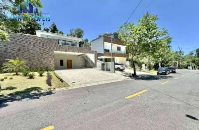 Casa nova, térrea, 3 suítes, piscina, elevador na garagem. condomínio top!