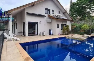 Mansão contemporânea em condomínio alto padrão na granja viana.