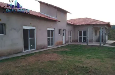 Casa com projeto arrojado, térrea assobradada, em condomínio fechado.