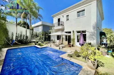 Casa néoclássico, ampla em todos ambientes, piscina, 4 vagas, 4 suítes.