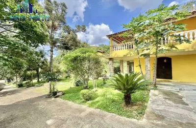 Chácara no jdm. colibri - rústica, 3 dorms, quintal e muito jardim!
