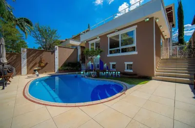 Casa com classe em estilo, integrada com ótimo acabamento, na granja viana