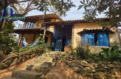 Casa de campo, rústica, um verdadeiro refúgio de harmonia e luz. 3 suítes.