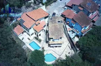 Sobrado 226m²c/ ótimo potencial. 3 dorms (1 suíte). piscina. espaço adega.