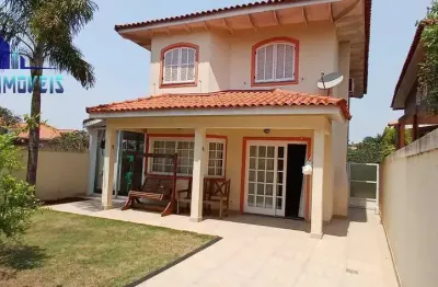 Casa ampla, 3 suítes, quintal grande com paisagismo. Cond. C/ lazer