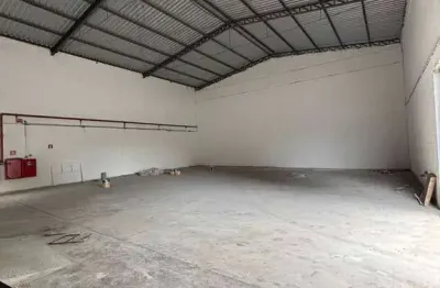 GALPÃO INDUSTRIAL EM CONDOMÍNIO. 270m² ÁREA CONSTRUÍDA. PÁTIO